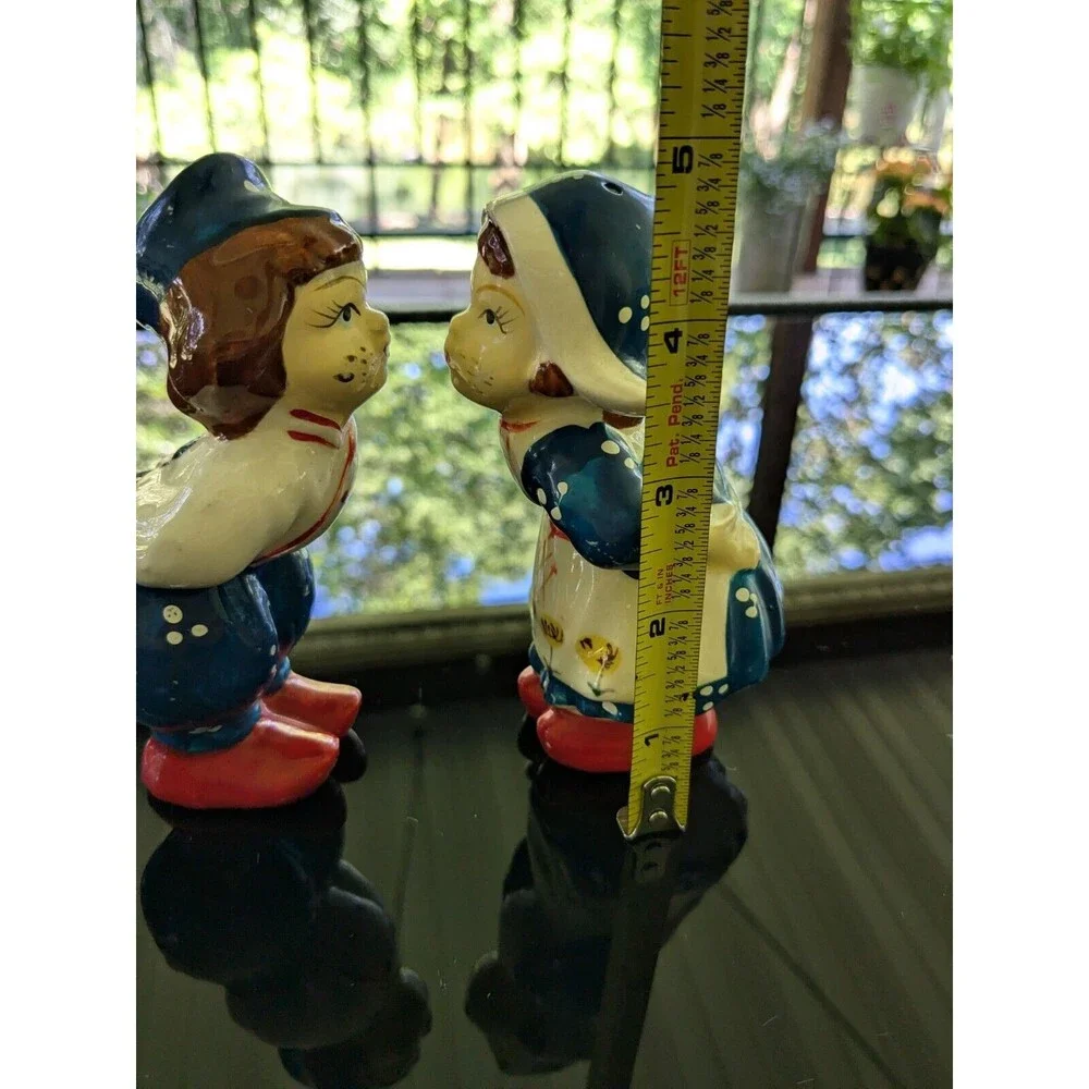 Vintage Kissing Dutch Boy/Girl Salt Pepper Shaker Set Ceramics Japan Tulips Blue